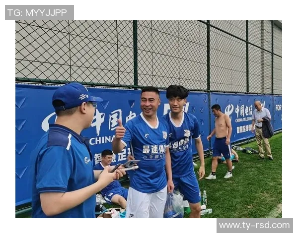 球星温情赠送签名球衣与足球引发球迷热烈互动与感动时刻